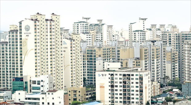 대구 대전 광주의 부동산시장이 강세를 보이면서 이들 지역의 지난해 아파트 청약경쟁률이 서울을 뛰어넘은 것으로 나타났다. 대구 수성구 범어동 아파트 단지. /한경DB
