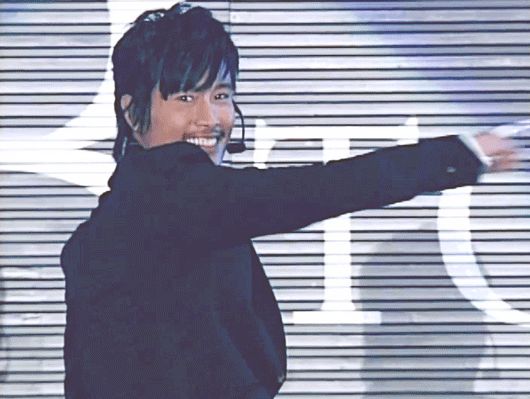 ‘병모닝’ 댄스로 알려진 이병헌의 팬 미팅 댄스 모습. 이하 온라인 커뮤니티 캡처