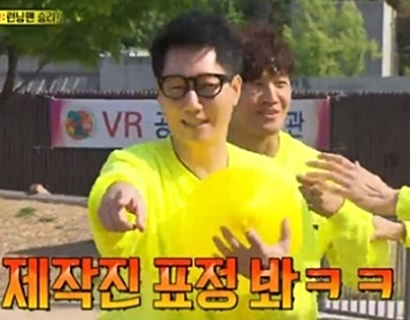 The ratings have risen sharply as Running Man first unveiled its 9th anniversary special project Running Man Fan Meeting - Running Zone Project.According to Nielsen Korea, a ratings agency on the morning of the 20th, Running Man, which was broadcast on the 19th, ranked first in the overwhelming same time zone with 5.1% (based on the second part of the audience rating of households in the Seoul Capital Area), which was higher than last week in the 2049 target audience rating, an important indicator of major advertising officials.In addition, the average audience rating also rose, recording 5.3% in the first part and 8.4% in the second part (based on the audience rating of households in the Seoul Capital Area), and the highest audience rating per minute rose to 8.9%.On the day of the show, the 9th anniversary special project Running Man Fan Meeting - Running Zone Project was first unveiled, as previously announced.The production team and members, who had a special race for four weeks over the right to organize a fan meeting queue sheet, played their first showdown on the show with Group Dance.If the members win, they can dance in addition to the candidate dance prepared by the production team, but if they lose, they have to dance recommended by the production team.The members were united in teamwork and started a fierce 8th round confrontation with the production team, eventually winning three wins and winning the victory.The scene had the highest audience rating of 8.9% per minute, accounting for the best one minute.