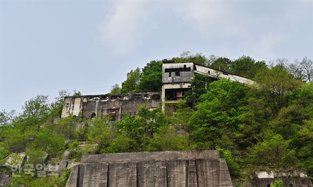 산중턱의 광산 건물이 버려진 고성처럼 보인다.