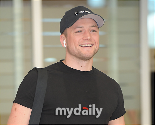 Hollywood actor Taeren Edgerton made a visit to Incheon International Airport on the afternoon of the 22nd to promote the movie Rocket Man.