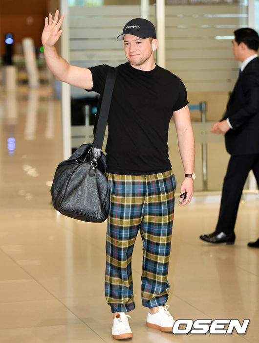 Actor Taron Egerton arrives through the second passenger terminal at Incheon International Airport on the afternoon of the 22nd, a promotional car for the movie Rocketman.Actor Taron Egerton greets fans as he leaves the arrival hall.