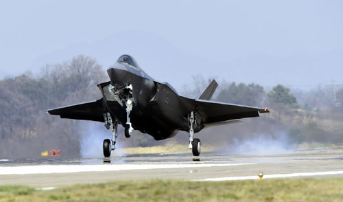 한국 공군의 차세대 전략무기인 F-35A 스텔스 전투기가 29일 오후 충북 청주 공군기지에 착륙하고 있다.