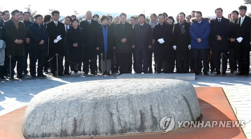 황교안 대표, 노무현 전 대통령 묘역 참배 (김해=연합뉴스) 김현태 기자 = 자유한국당 황교안 대표(앞줄 왼쪽 네번째)와 당 지도부가 지난 3월 5일 오후 경남 김해시 진영읍 봉하마을 노무현 전 대통령 묘역을 참배하고 있다. 2019.3.5