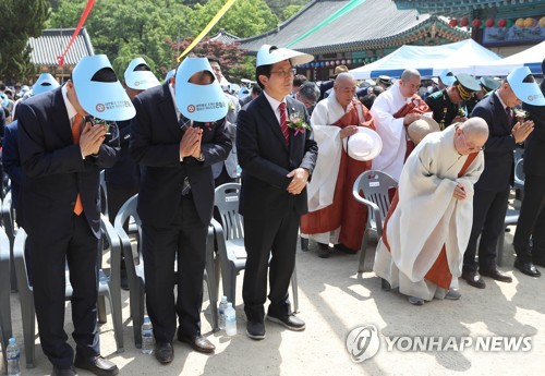 은해사 봉축 법요식 참석한 황교안 대표 (영천=연합뉴스) 김현태 기자 = 자유한국당 황교안 대표가 부처님오신날인 12일 오후 경북 영천시 은해사를 찾아 봉축 법요식에 참석하고 있다. 2019.5.12 mtkht@yna.co.kr