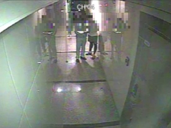 21일 오전 대구 북구 태전동 한 빌라 건물 1층 복도에서 민원인이 A경위의 조끼 아래로 뭔가를 집어넣는 장면이 폐쇄회로TV(CCTV)에 포착됐다. [중앙포토]