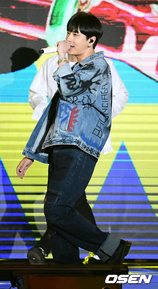 [OSEN=최규한 기자] 그룹 하이라이트 용준형이 2018년 9월 6일 오후 서울 상암동 MBC 광장 특설무대에서 열린 'DMC페스티벌 2018' DJ 콘서트 무대를 펼치고 있다. /dreamer@osen.co.kr