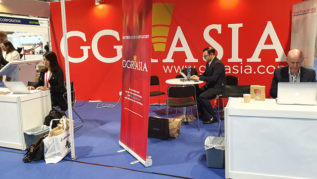 ▲마카오 코타이 샌즈 컨벤션센터에서 개막한 ‘2019 글로벌 게이밍 엑스포(G2E) 아시아’에 글로벌 카지노 전문 인터넷 언론사로 마카오에 위치한 GGR-ASIA 임직원들이 지난 22일 G2E 행사장 부스에서 업무를 보고 있다. ⓒ프레시안