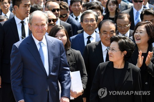 노무현 10주기 추도식 찾은 권양숙 여사와 부시 전 미국 대통령 (김해=연합뉴스) 김동민 기자 = 23일 오전 경남 김해시 진영읍 봉하마을에서 열린 고(故) 노무현 전 대통령 10주기 추모식에서 노 전 대통령의 부인 권양숙 여사와 김정숙 여사, 부시 전 미국 대통령 등이 식장으로 이동하고 있다. 2019.5.23