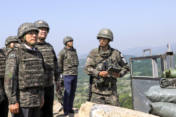 황교안 자유한국당 대표가 지난 23일 강원도 철원군에 있는 육군 3사단을 방문, 전방 경계 초소(GP) 철거현장에서 부대 관계자로부터 현황을 듣고 있다. 연합뉴스
