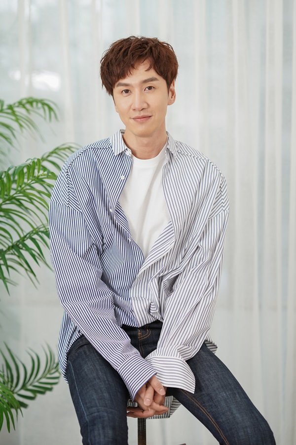 Lee Kwang-soo (33), the most famous masterpiece that comes to mind is the SBS entertainment Running Man. He has been a regular member of Running Man for more than 10 years, which is currently in progress.Lee Kwang-soo has no intention of quitting until the Running Man is officially abolished, but he only expresses his gratitude for the work that made him here now.Even finding love and starting open love, there is nothing more to be grateful for for the time being.The boundaries between actors and entertainers. Dozens and hundreds of times. But Lee Kwang-soo chose the path of universal entertainer who does both this and that, rather than clearly distinguishing his movements.Someone can be quite unfamiliar with Lee Kwang-soo, who plays seriously in the drama, which is also a homework that Lee Kwang-soo needs to solve, which is the reaction Lee Kwang-soo knows best.So I am greedy. I try my best every moment and try without regret to leave no regrets.- It resembles Shin Ha-gyun. If it is clear, my mother said it, not me.But I dont think he likes it, so I say it once and havent mentioned it since. Ha ha.I dont know what youre going to think, but I think its still the same, really much like a mouth when you laugh. (Laughing)- I think I care a lot about the reaction. I cant help it. Im careful when I say it, not that there was a special occasion.When Ha Kyun first met him, he said, I heard a lot about goodness. (Laughing) Then I think I should pick up another trash.I think it is a process of making me, although it is a little different from innocence. I live like that because it is not very uncomfortable. -The attitude will change. I seem to be cautious. In fact, I do not seem to be me in Running Man, and I do not seem to be me in this position.But I dont want to force myself to do anything or create a new character, but I always think Im not like myself.And the gap seems to be bigger than anyone else. Ha Kyun said that his brother and (Lee) Som-i were in Running Man and they were very different from usual.Here I come to the idea of being embarrassed, but Im not.