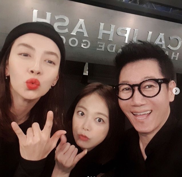 The Running Man family gathered in one place.Ji Suk-jin and Song Ji-hyo posted a shot of Hahas brand showroom open party certification on May 24th in personal instagram.In the photo, SBS Running Man family members such as Ji Suk-jin, Song Ji-hyo, Lee Kwang-soo, and Jeon So-min are showing their friendship.Ji Suk-jin said, Weve got a Calif Ash Open party. Nice glasses. Real jackpot. Best.I did it, said Song Ji-hyo. I congratulate you on opening the caliphate showroom at Hongdae. Park Su-in