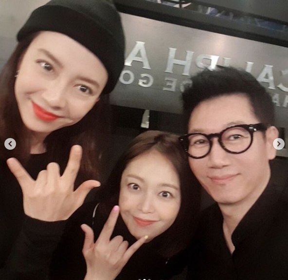 <p>Running Man family heard gathered in one place.</p><p>Now Suk Jin, Song Ji-hyo is a 5-November 24, private Instagram on one of the brand showroom opening party authentication shot.</p><p>In the picture that Suk Jin, Song Ji-hyo, Lee Kwang-Soo, Min, such as SBS Running Man family into friends. One of the wife stars also attended.</p><p>Stone is the Caliph ash open party. Glasses too cool. The real jackpot. Best. One to be had,he praised and Song Ji-hyo but oppa Hongdae Caliph ash showroom open completely congratulations.he said.</p><p>Meanwhile one recent Hongdae fashion shop were open.</p>