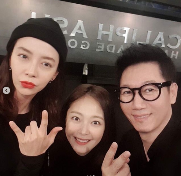 The Running Man family gathered in one place.Ji Suk-jin and Song Ji-hyo posted a shot of Hahas brand showroom open party certification on May 24th in personal instagram.In the photo, SBS Running Man family members such as Ji Suk-jin, Song Ji-hyo, Lee Kwang-soo, and Jeon So-min are showing their friendship.Ji Suk-jin said, Weve got a Calif Ash Open party. Nice glasses. Real jackpot. Best.I did it, said Song Ji-hyo. I congratulate you on opening the caliphate showroom at Hongdae. Park Su-in