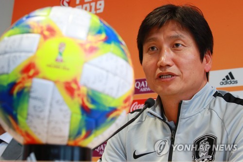 질문에 답하는 U-20 정정용 감독 (비엘스코-비아와[폴란드]=연합뉴스) 홍해인 기자 = 2019 국제축구연맹(FIFA) 20세 이하(U-20) 월드컵에 출전하는 한국 대표팀 정정용 감독이 23일 오후(현지시간) 폴란드 비엘스코-비아와 스타디움에서 열린 공식 기자회견에서 취재진의 질문에 답하고 있다. 2019.5.24 hihong@yna.co.kr