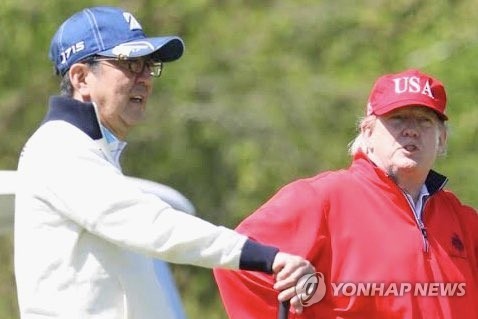 도널드 트럼프 미국 대통령과 아베 신조 일본 총리가 지난달 27일(현지시간) 오전 미국 버지니아주에서 함께 골프를 친 뒤 기념촬영을 하는 모습. [트럼프 대통령 트위터 캡처=연합뉴스]