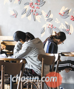 지난 22일 서울의 한 스타벅스 매장 풍경. 커피 한 잔 시켜놓고 몇 시간씩 자리를 차지하는 이른바 ‘카공족’은 스타벅스의 성장 동력이었지만 이제는 매출에 부담이 된다는 지적도 많이 나오고 있다. / 김종연 영상미디어기자