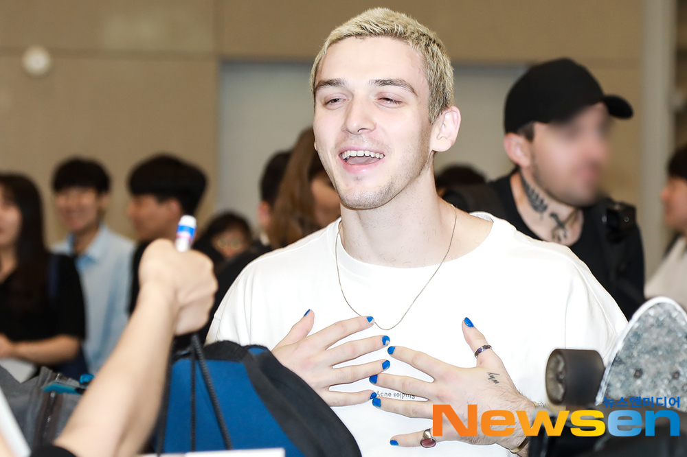 The singer-songwriter, Lauv, arrived at the Olympic Park in Songpa-gu, Seoul on May 25th through the Incheon International Airport to attend the 13th Seoul Jazz Festival.# Raub #Lauv # Seoul Jazz Festival # Incheon Airport # Airport Fashionkim ki-tae
