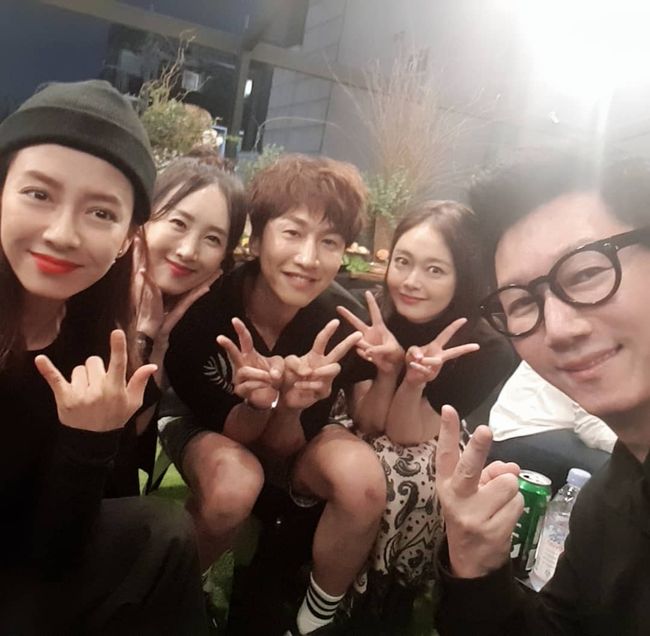 Running Man family members attended Hahas showroom open party.Ji Suk-jin posted several photos on his instagram on the 25th with an article entitled Open party gathered! Glasses are so cool # Real jackpot # Best # Hahahahahahahaha.The photos show Song Ji-hyo, Star, Lee Kwang-soo, Jeon So-min and Ji Suk-jin, who smile brightly and draw a V-shaped picture toward the camera.They gathered together to celebrate the opening of the showroom by the Haha stars. The loyalty of those who led to the Running Man stands out.Song Ji-hyo also posted a picture on his instagram on the same day with an article entitled HahahahahahahahahahahahahahahahahahahahahahahahahahahahahahahahahahahahahahahahahahahahahahahahahahahahahahahahahahahahahahahahaThe SBS entertainment program Running Man, starring Haha, Song Ji Hyo, Lee Kwang Soo, Jeon So Min and Ji Seok Jin, is broadcast every Sunday at 5 pm.