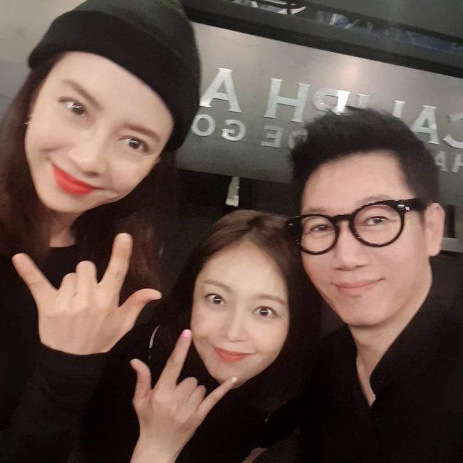 Running Man family members attended Hahas showroom open party.Ji Suk-jin posted several photos on his instagram on the 25th with an article entitled Open party gathered! Glasses are so cool # Real jackpot # Best # Hahahahahahahaha.The photos show Song Ji-hyo, Star, Lee Kwang-soo, Jeon So-min and Ji Suk-jin, who smile brightly and draw a V-shaped picture toward the camera.They gathered together to celebrate the opening of the showroom by the Haha stars. The loyalty of those who led to the Running Man stands out.Song Ji-hyo also posted a picture on his instagram on the same day with an article entitled HahahahahahahahahahahahahahahahahahahahahahahahahahahahahahahahahahahahahahahahahahahahahahahahahahahahahahahahahahahahahahahahaThe SBS entertainment program Running Man, starring Haha, Song Ji Hyo, Lee Kwang Soo, Jeon So Min and Ji Seok Jin, is broadcast every Sunday at 5 pm.