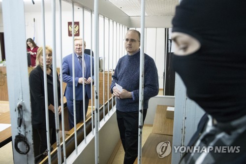 24일 모스크바의 한 법원에서 심리를 기다리는 폴 윌런 [AP=연합뉴스]
