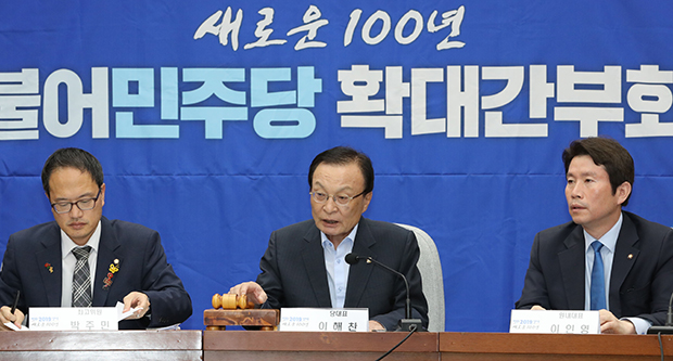 더불어민주당 이해찬 대표가 22일 오전 국회에서 열린 확대간부회의에서 발언하고 있다.[사진=연합뉴스]