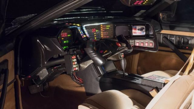 1982년형 폰티악 파이어버드를 기반으로 제작한 '키트' 실내. 해당 차량은 2016년 파리 모터쇼에 전시됐다. (사진=씨넷 로드쇼)