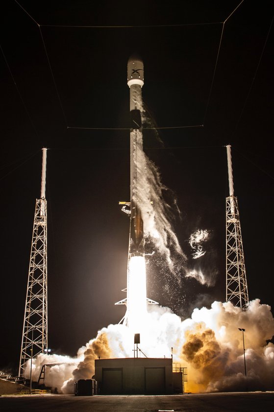 23일(현지시각) 60기의 인공위성을 실은 스페이스X의 팰컨9 로켓이 미국 플로리다주 케이프 커네버럴 공군기지에서 이륙하고 있다. [AP=연합뉴스]