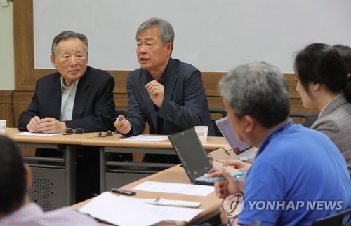 6·15민족공동위 실무협의 결과 브리핑 (서울=연합뉴스) 이정훈 기자 =  6·15 남측위원회 조성우(왼쪽)·한충목 공동단장이 27일 오전 서울 서대문구 6·15남측위원회 사무실에서 기자간담회를 열고 지난 23일 중국 심양에서 열렸던 6·15민족공동위원회 실무협의 주요 내용을 소개하고 있다. 2019.5.27 uwg806@yna.co.kr