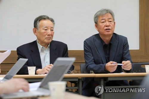 6·15 남측위원회 기자간담회 (서울=연합뉴스) 이정훈 기자 =  6·15 남측위원회 조성우(왼쪽)·한충목 공동단장이 27일 오전 서울 서대문구 6·15남측위원회 사무실에서 기자간담회를 열고 지난 23일 중국 심양에서 열렸던 6·15민족공동위원회 실무협의 주요 내용을 소개하고 있다. 2019.5.27 uwg806@yna.co.kr