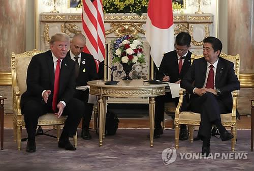 (도쿄 EPA=연합뉴스) 도널드 트럼프(왼쪽) 미국 대통령과 아베 신조(오른쪽) 일본 총리가 27일 도쿄 모토아카사카(元赤坂) 영빈관에서 정상회담을 하고 있다.leekm@yna.co.kr  (끝)