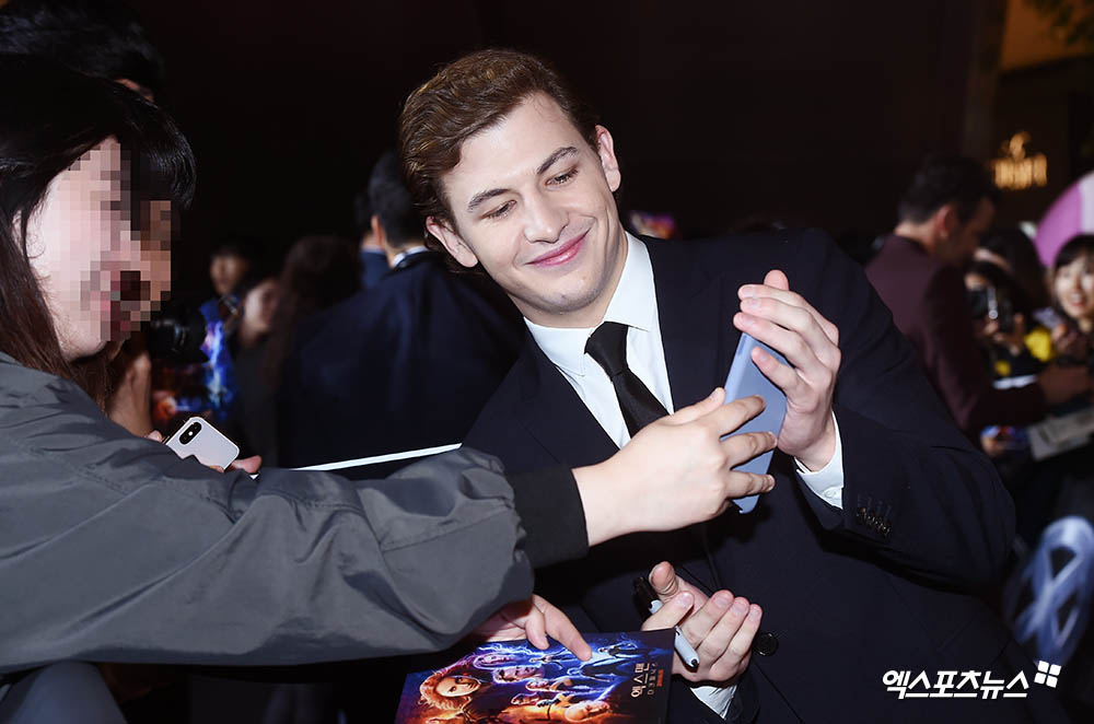 Actor Tai Sheridan, who attended the Red Carpet event of the movie X-Men: Dark Phoenix held at Lotte World Tower in Shincheon-dong, Seoul on the afternoon of the 27th, is stepping on the Red Carpet.