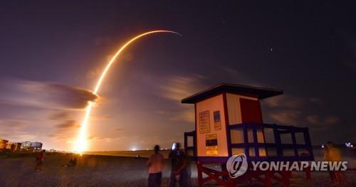 플로리다 코코아비치에서 바라본 팰컨9 로켓 발사 [AP=연합뉴스]