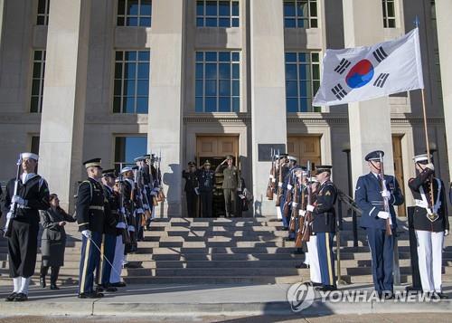 한미 합참의장 의장대 사열 (서울=연합뉴스) 미국 워싱턴 D.C. 펜타곤에서 10월 25일 열린 제43차 한미군사위원회에 참가한 박한기 합참의장과 던포드 미 합참의장이 의장대를 사열하고 있다. 2018.10.26 [미국 합동참모본부 홈페이지 캡처]