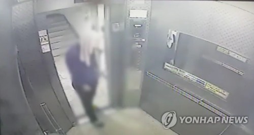 엘리베이터 타는 강간치사 피의자 (순천=연합뉴스) 지난 27일 오전 A(36)씨가 옷을 바꿔입고 얼굴을 수건으로 가린 채 피해자 집에서 나와 엘리베이터를 타는 모습. 전남 순천경찰서는 성폭행을 시도하고 저항하던 피해자를 숨지게 한 혐의(강간치사)로 A씨에 대한 구속영장을 신청했다. 2019.5.29 [전남지방경찰청 제공] areum@yna.co.kr