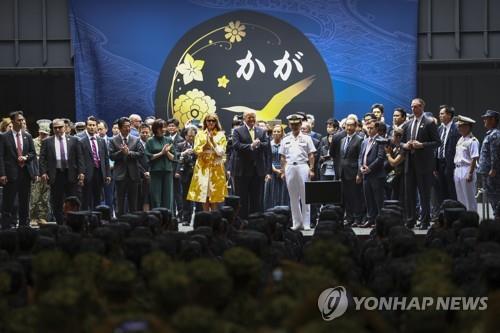지난 28일 일본 국빈방문 마지막 날 일정으로 일본 해상자위대 호위함 '가가'에 승선해 미·일 장병들 앞에서 손뼉을 치는 도널드 트럼프 미 대통령과 멜라니아 여사. [EPA=연합뉴스]