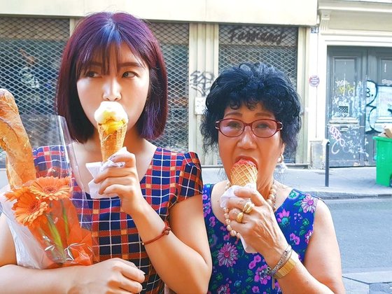 박막례와 김유라(왼쪽)는 여행 영상을 올리며 유튜브를 시작했다. [사진 위즈덤하우스]