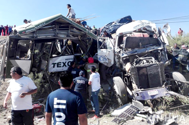 【테페틀라오스톡( 멕시코)= AP/뉴시스】지난 해 6월 3일 멕시코의 테페틀라오스톡 부근 도로에서 화물트럭이 고속버스를 들이받은 사고 현장. 이 사고로 10명이 사망했다.  멕시코에서는 이 같은 대형 고속도로 교통사고가 자주 일어난다.