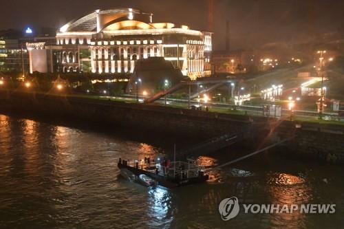 다뉴브강 유람선 참사 헝가리 구조대원들이 29일(현지시간) 다뉴브강 유람선 침몰 사고로 숨진 희생자들의 시신을 수습하고 있다. [AFP=연합뉴스]