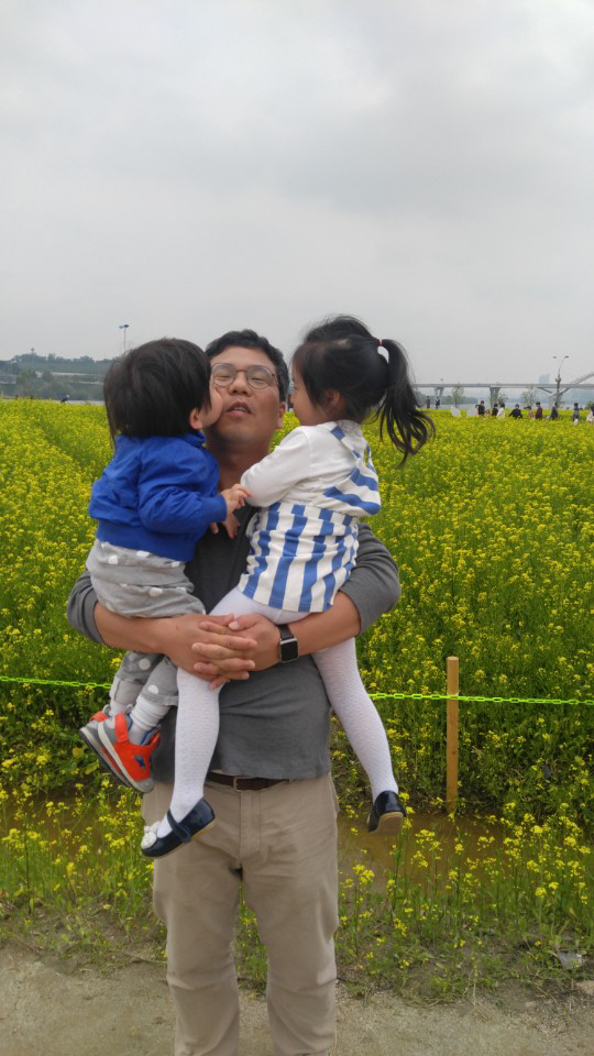 ìì´ë¤ì ë°ë¦¬ê³&nbsp; ëë¤ì´ì ëì&nbsp; ìë¯¼ì° ë³¸ì§ ê¸°ìê° ë íì ìì ë¸ê³¼ ìë¤ë¡ë¶í° ë³¼ì ìë§ì¶¤ì ë°ê³&nbsp; ìë¤.