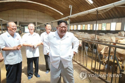 북 김정은 위원장, 평남 운곡지구종합목장 시찰 (서울=연합뉴스) 김정은 북한 국무위원장이 평안남도에 있는 운곡지구종합목장을 시찰했다고 노동당 기관지 노동신문이 13일 보도했다. 김 위원장은 "당의 웅대한 축산발전정책을 관철해나가자면 뒤떨어진 우리나라의 축산 과학기술 실태를 사실 그대로 평가해야 한다"고 지적했다. 2018.8.13       [국내에서만 사용가능. 재배포 금지. For Use Only in the Republic of Korea. No Redistribution] nkphoto@yna.co.kr