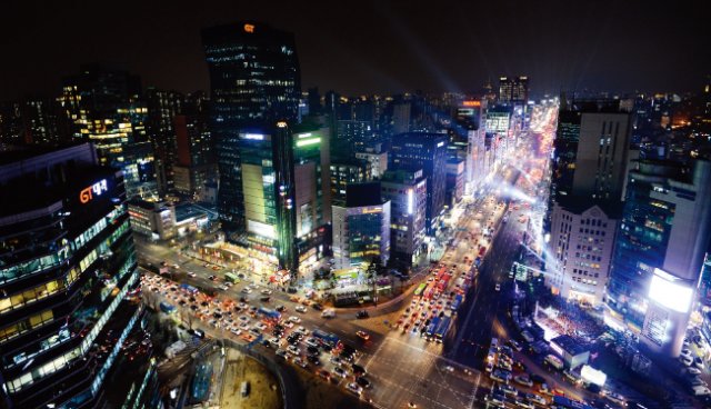 서울의 대표적 성장 상권으로 여겨지던 강남에도 불 꺼진 점포가 늘고 있다. 사진은 강남의 야경. [뉴스1]