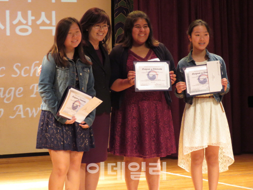 미국 LA한국교육원이 지난해 6월 교육원 강당에서 ‘2018년 정규 중고등학교 한국어반 장학생 시상식’을 개최했다.(사진=뉴시스)