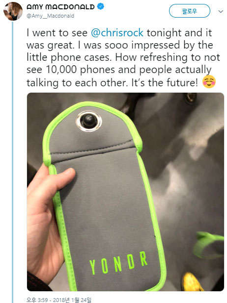 미국 코미디언 크리스 락이 2018년 1월 영국 공연 때 관객들에게 나눠준 휴대폰 보관주머니. 잠금장치(위쪽)가 있어서 공연하는 동안 꺼낼 수 없게 했다. /사진=트위터