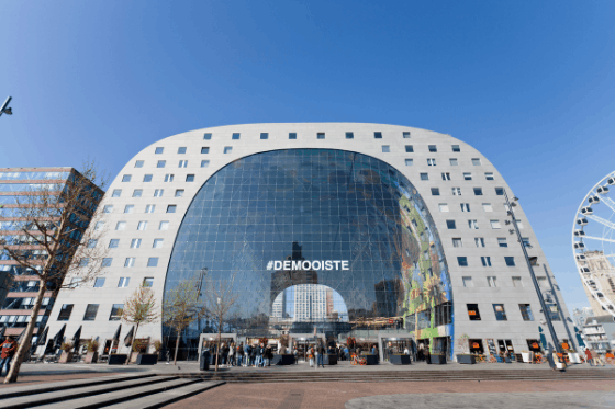 2014년 완공 후 로테르담의 상징이 된 마켓홀. 228세대가 사는 아파트와 96개 상점이 공존하는 말발굽 모양 건물이다. 최승표 기자