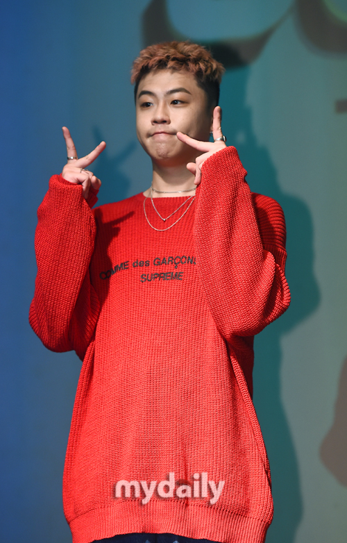 [MD포토] 가수 준 '포즈는 깜찍하게'