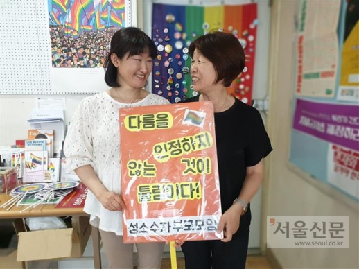 ì±ììì ë¶ëª¨ëª¨ì íìì¸ ë¬¼(ì¼ìª½), ì§ì(ì´ì íëëª)ì¨ê° ì±ìììì ëí í¬ì©ì ì´êµ¬íë í¼ì¼ì ë¤ê³&nbsp; ìë¡ë¥¼ ë°ë¼ë³´ë©° ìê³&nbsp; ìë¤.