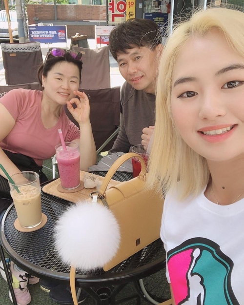 장한 딸과 함께. 지난달 귀국했을 때 아버지 이정호 씨, 어머니 주은진 씨와 즐거운 한때를 보내는 이정은.[이정은 인스타그램]