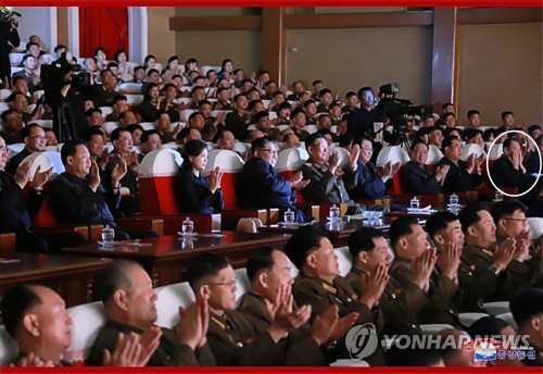 김정은, 군예술선전공연 관람…김영철 등장·건재 확인 (평양 조선중앙통신=연합뉴스) 김정은 북한 국무위원장이 2일 제2기 제7차 군인가족예술소조경연에서 당선된 군부대들의 군인가족예술소조공연을 관람했다고 조선중앙통신이 3일 보도했다. 이날 공연에는 최근 실각설이 나돌았던 김영철 노동당 부위원장(흰색 원)도 배석해 건재함을 확인했다. 2019.6.3    NKPHOTO@YNA.CO.RK