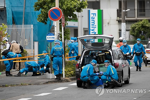 日 등굣길 흉기난동…2명 사망·17명 부상 지난달 28일 오전 흉기난동 사건이 발생한 일본 도쿄 인근 가와사키시 현장에서 경찰이 감식에 나서는 모습.  범행 후 자해로 사망한 50대 남성의 이날 난동으로 초등학생 1명과 30대 남성 1명 등 2명이 숨지고 17명이 다쳤다. [AFP=연합뉴스 자료사진]